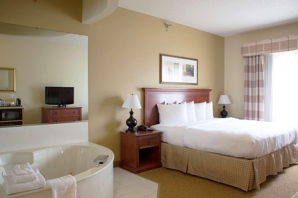 Suite, 1 King Bed, Non Smoking, Jetted Tub - Photo 1