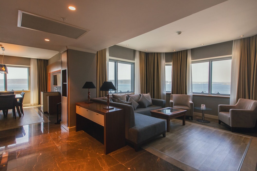 PRESIDENTIAL SUITE WITH BOSPHORUS VIEW photo 1