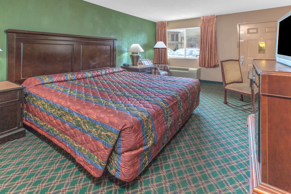 Room, 1 King Bed, Smoking - Photo 3