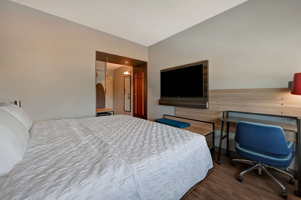 Room, 1 King Bed - Photo 3