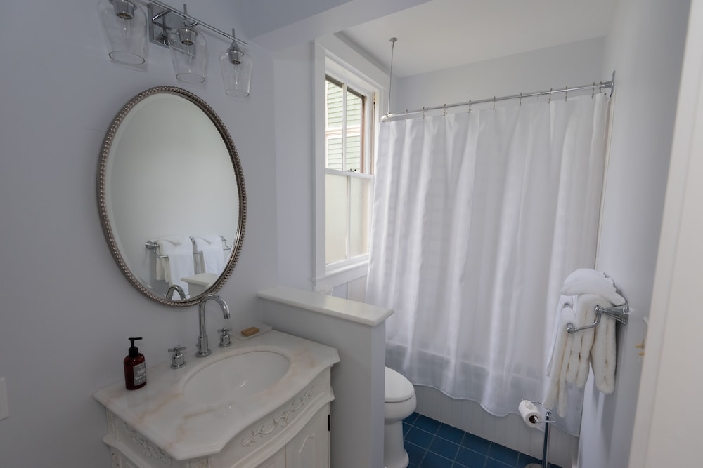 Luxury Room, 1 King Bed photo 2