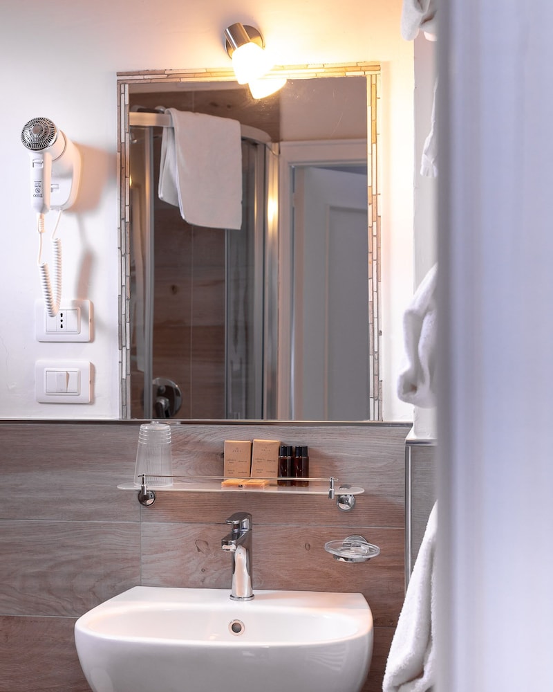 Standard Double Room - Photo 4