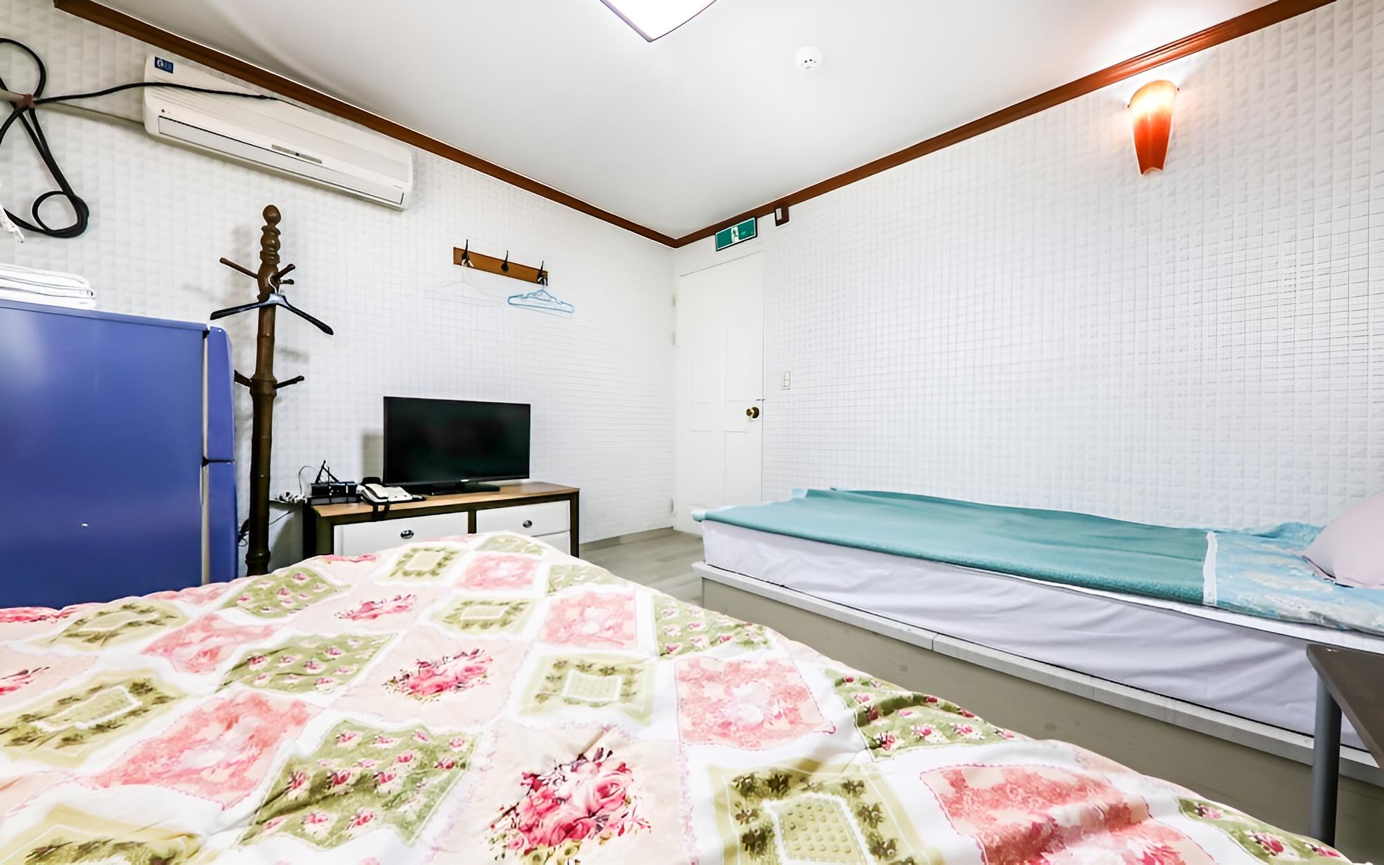 Room (Twin) photo 1