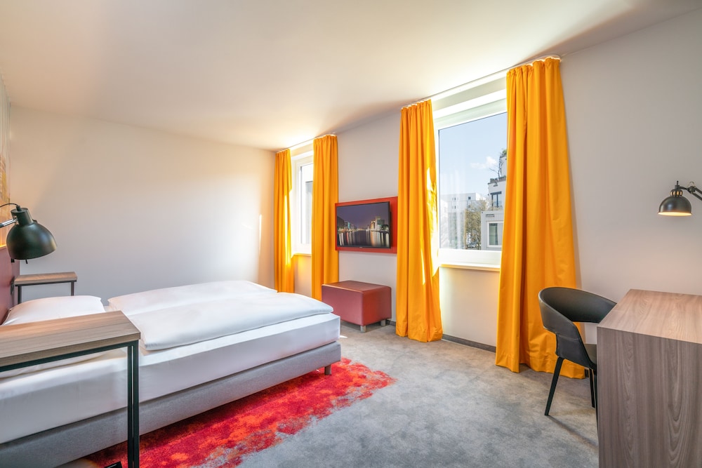Standard Room, Multiple Beds - Photo 4