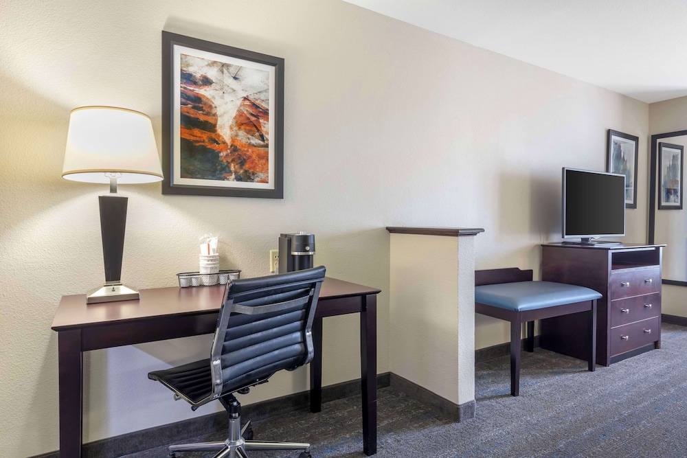 Suite, 2 Queen Beds, Non Smoking, Microwave (with Sofabed) - Photo 2