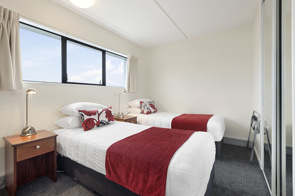 Two Bedroom Queen Apartment with Balcony - Photo 2