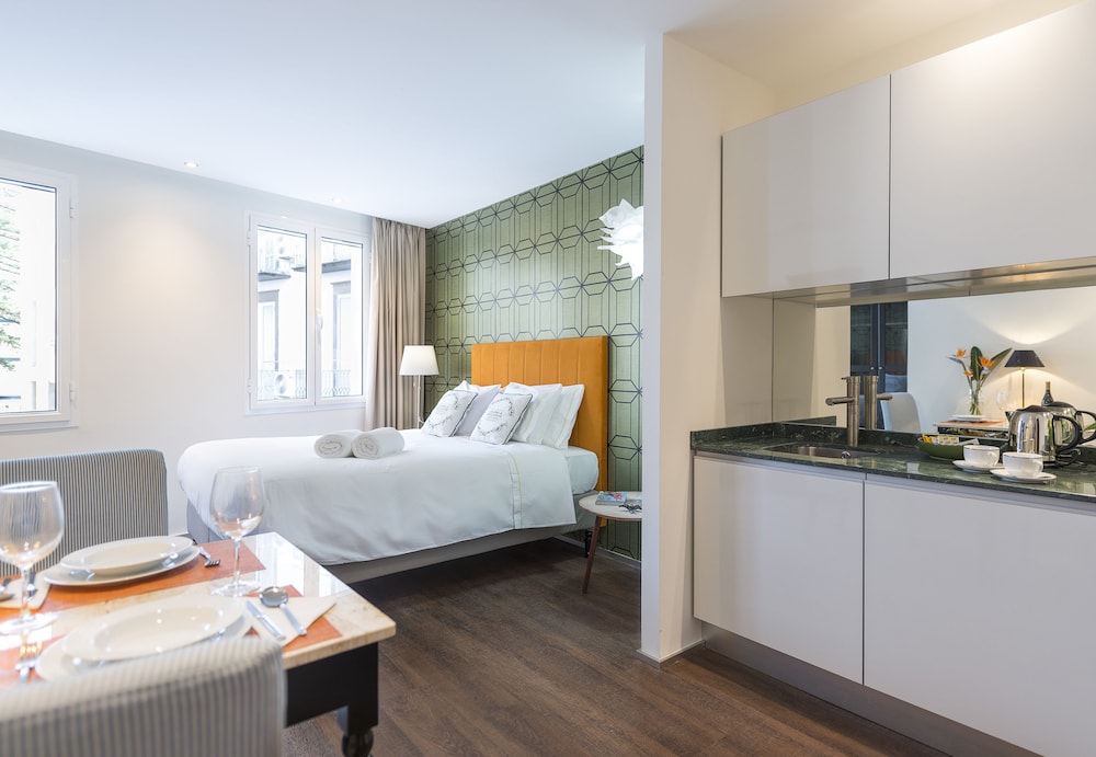 Signature Studio, 1 Queen Bed, Kitchenette photo 1