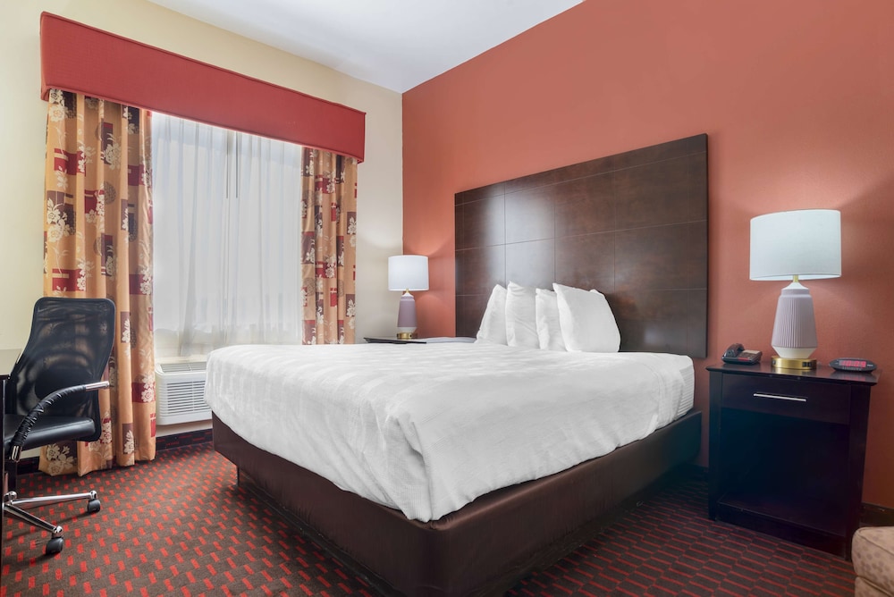 Standard Room, 1 King Bed, Non Smoking, Refrigerator & Microwave - Photo 1