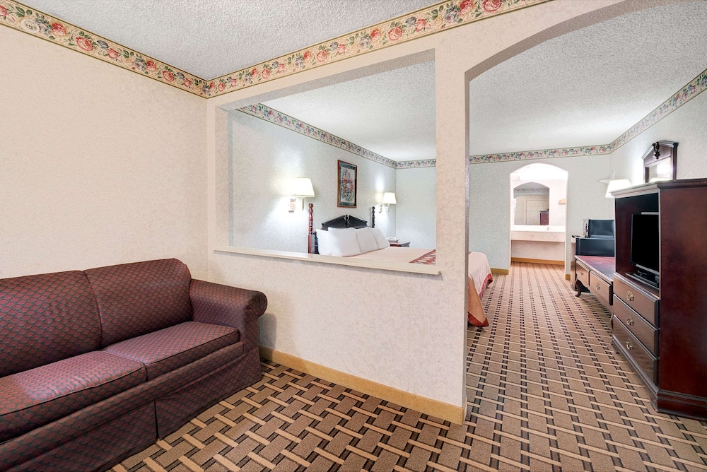 Suite, 1 King Bed - Photo 1