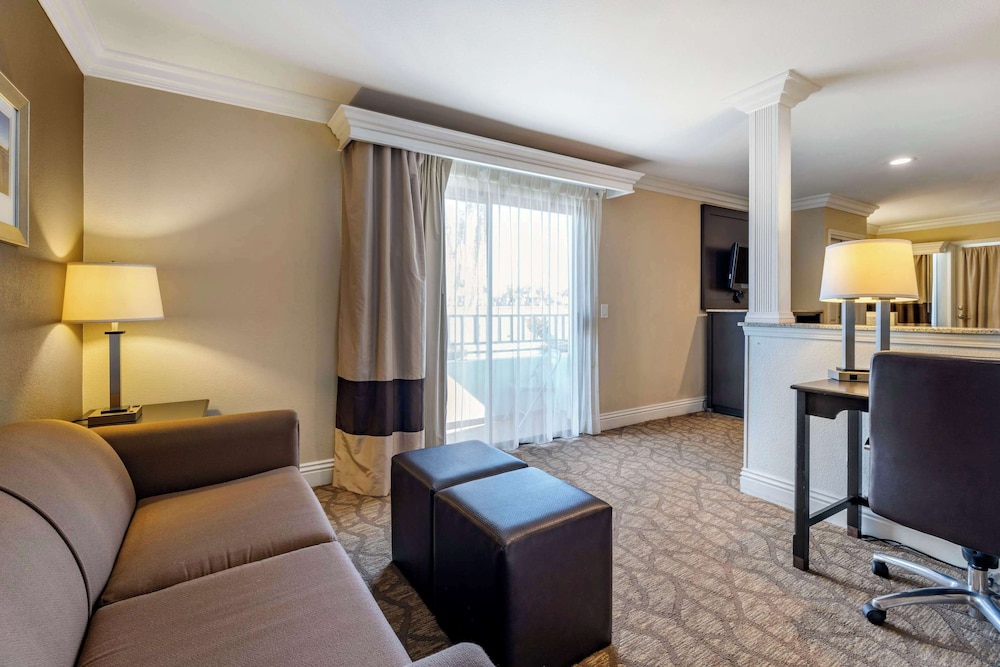 Deluxe Suite, 2 Queen Beds with Sofabed, Non Smoking - Photo 6
