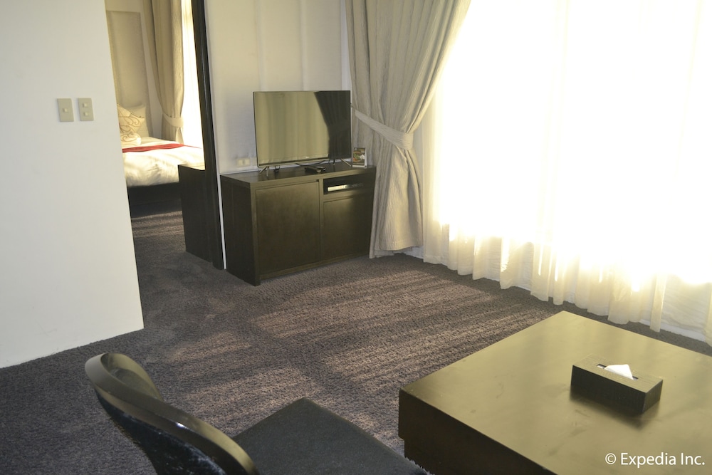 Suite, 1 Bedroom - Photo 7