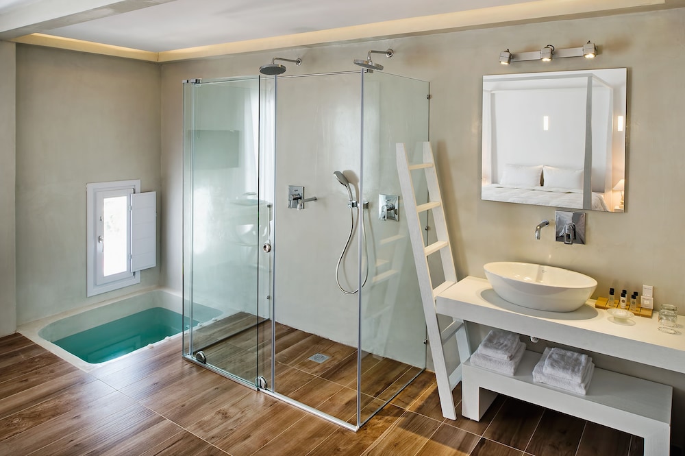 Honeymoon Suite, Hot Tub - Photo 1