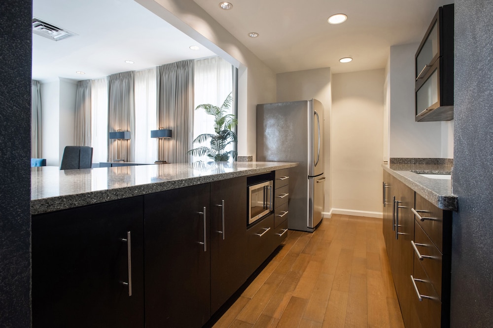 Presidential Suite, 1 King Bed, City View, Corner - Photo 4