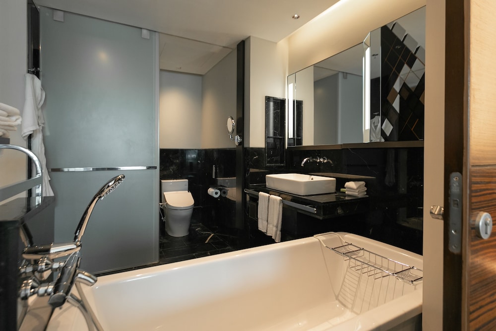Deluxe Room, 2 Twin Beds, City View thumbnail 5
