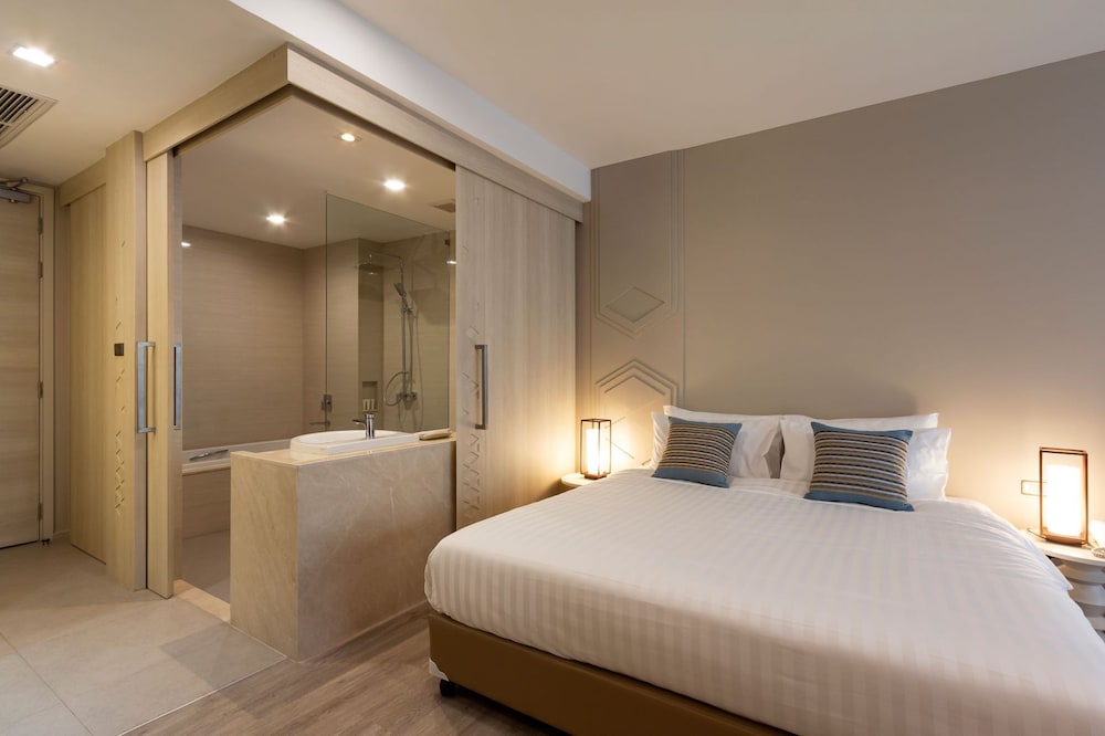 Deluxe Room, 1 King Bed, Pool Access - Photo 2