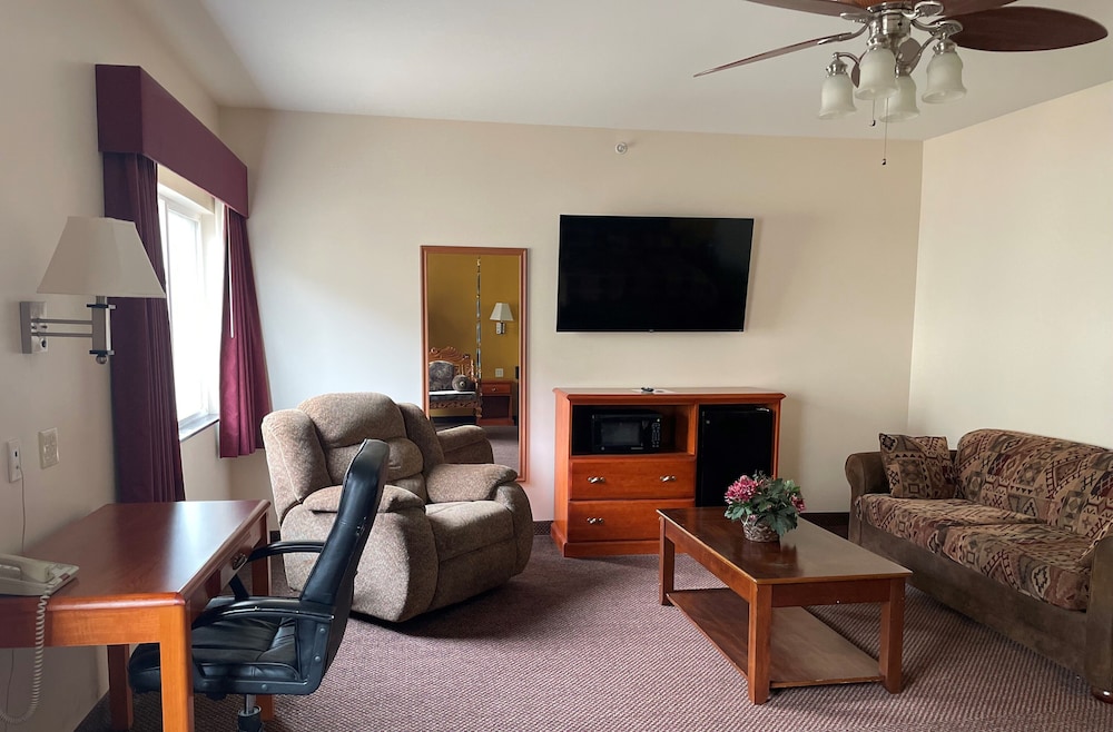 Suite, 1 King Bed, Refrigerator photo 2