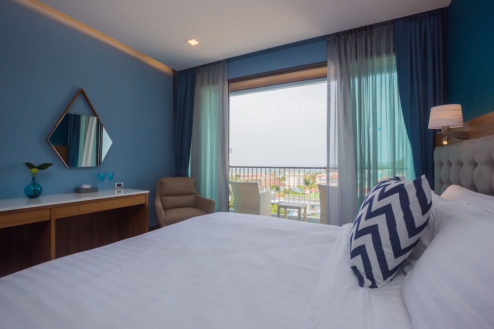 Deluxe Pool View Room With Balcony photo 2