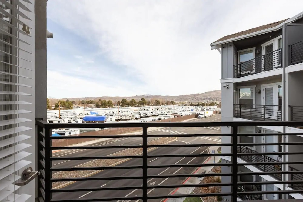 Minimalist Apt w Private Balcony Gym Sky Lounge, Billede 14