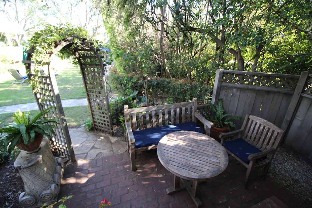 Luxury Bungalow, 1 Queen Bed, Patio, Garden Area (The Garden Room) - Photo 11