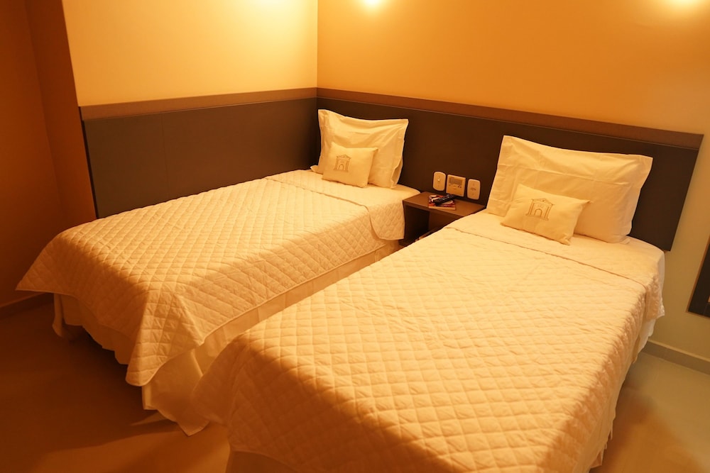 Standard Twin Room - Photo 4