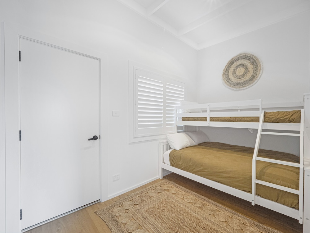 Family 2 Rooms (Sleeps 5) - 1 Queen + 1 Double Bunk Bed - Ocean View photo 3