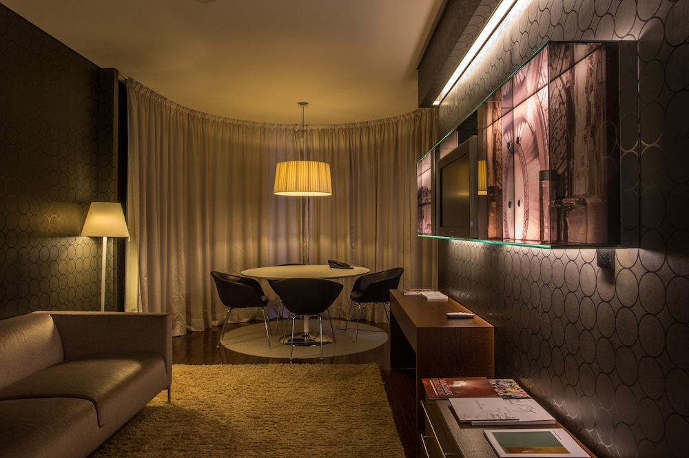 Deluxe Suite, City View