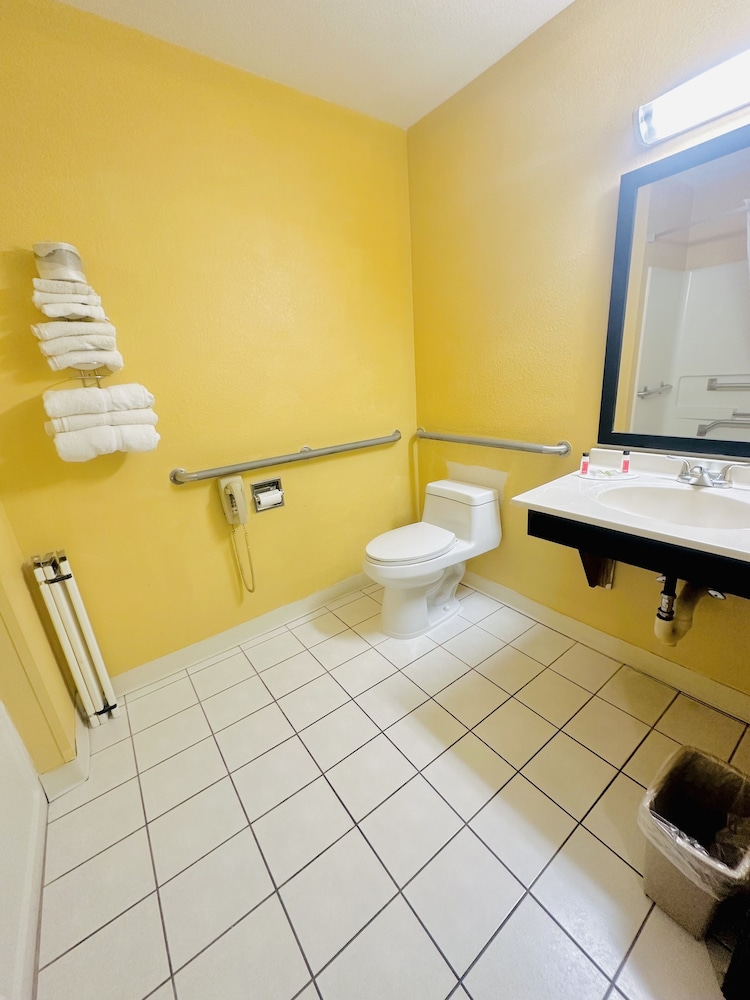 Room, Accessible - Photo 5
