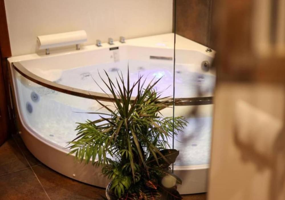 Queen Room with Jacuzzi