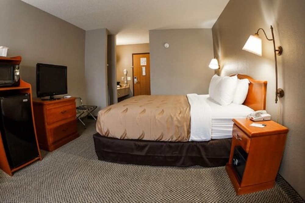 Standard Room, 1 King Bed, Non Smoking - Photo 1