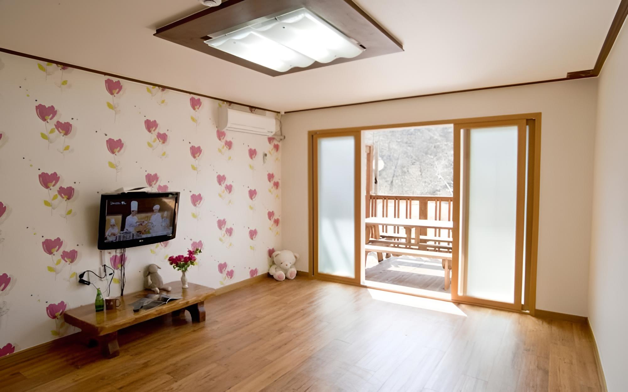 Room (Room 102 (Ondol))