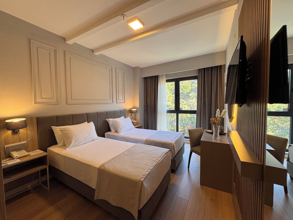 Superior Room, 2 Twin Beds, Partial Sea View