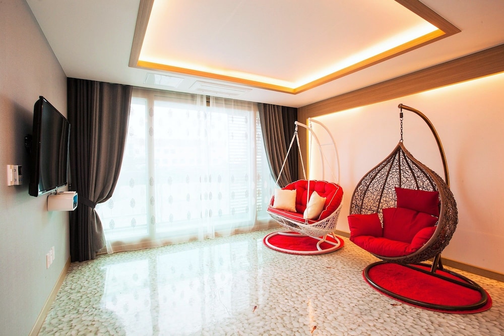 Rivera, Family Room