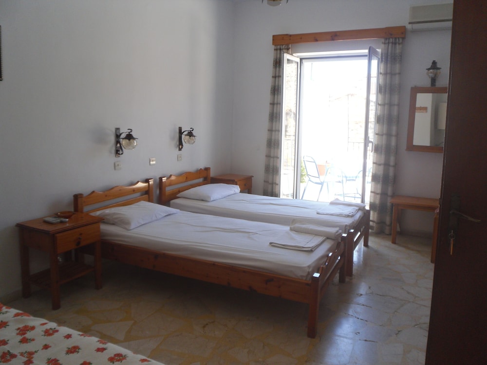 Studio, 3 Twin Beds photo 1