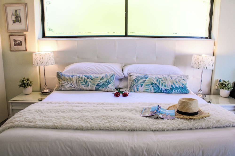 Luxury Suite, 1 King Bed with Sofa bed, Spa Bath, Ocean View, Beachside - Photo 3