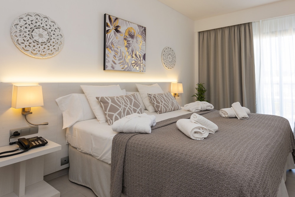 Deluxe Double Room, Balcony - Photo 3
