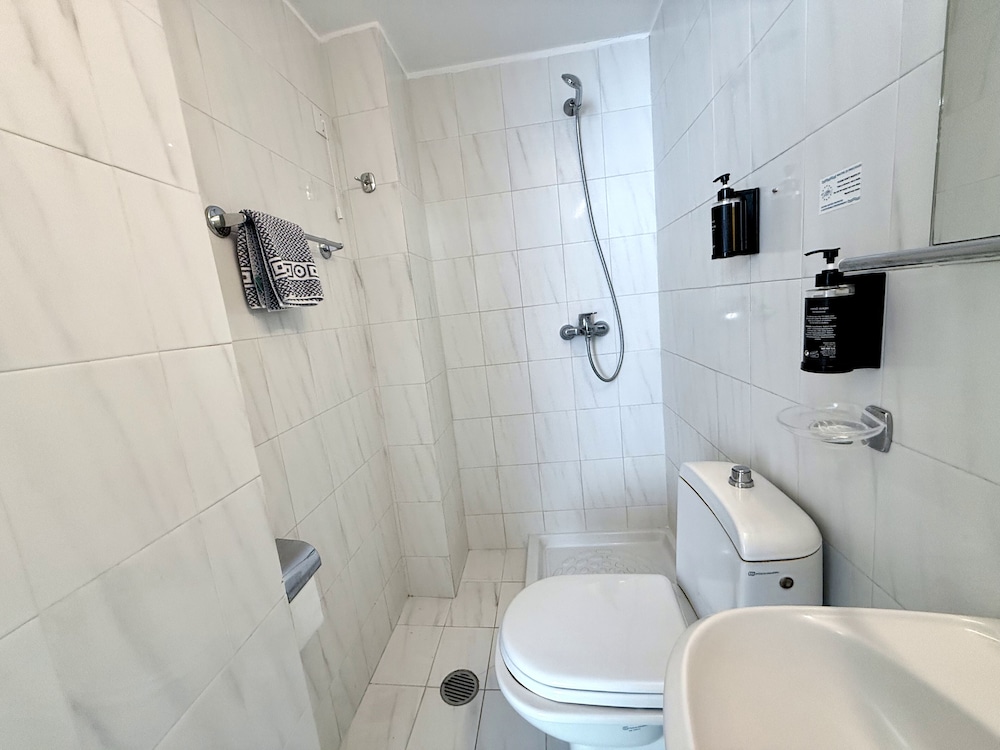 Internal Double Room with Window (no view) - Photo 15