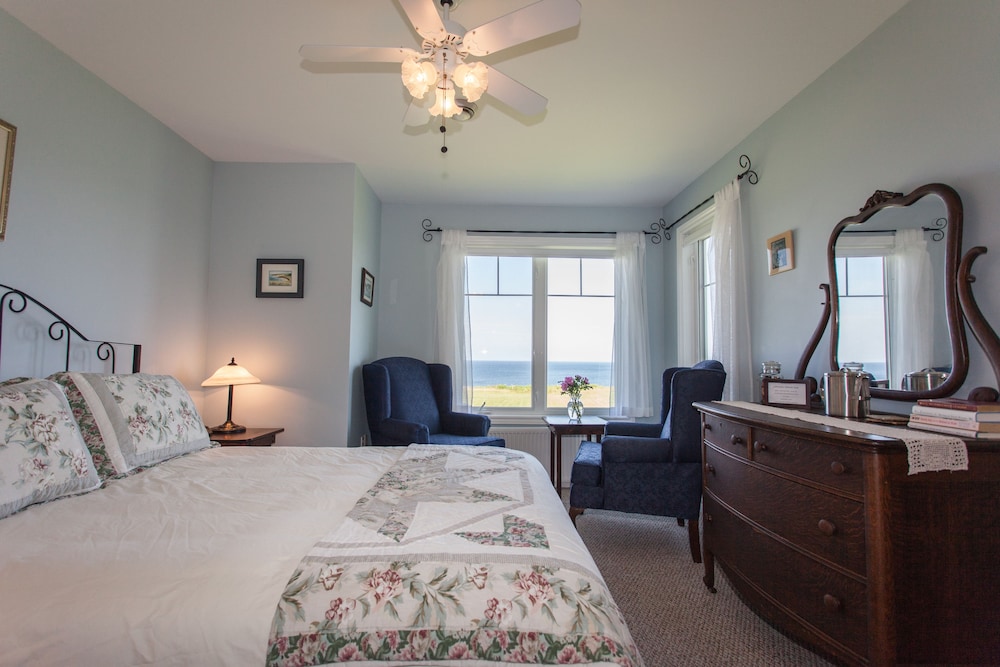 Deluxe Room, 1 Queen Bed, Sea View photo 2