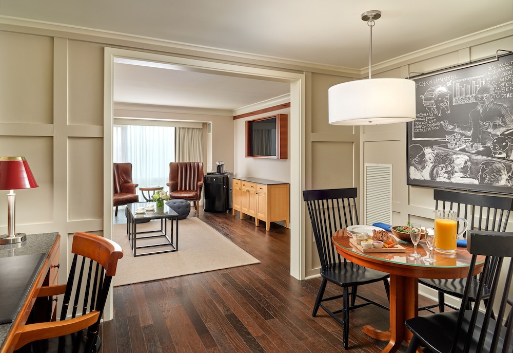 Suite, 1 King Bed (Chancellors)