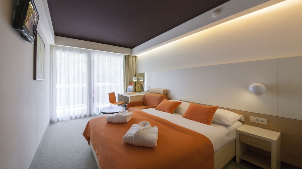 Standard Twin Room with Extra Bed and Sea Side, Balcony