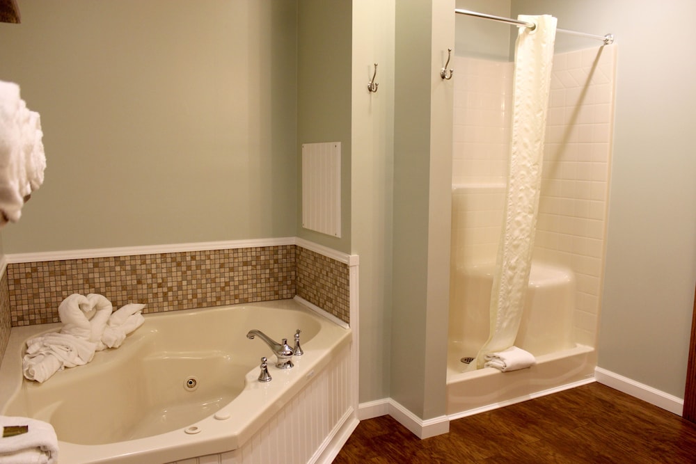 Honeymoon Suite, 1 King Bed with Sofa bed, Accessible, Jetted Tub photo 3