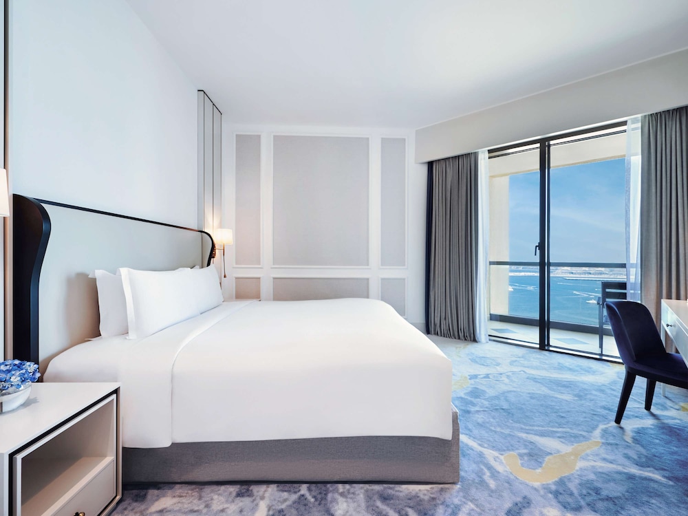 Junior Suite, 1 King Bed, Club Lounge Access, Partial Sea View thumbnail 6
