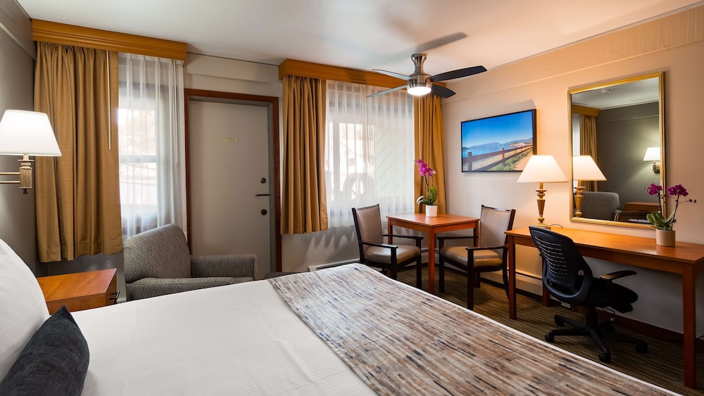 Standard Room, 1 King Bed, Non Smoking, Refrigerator photo 2