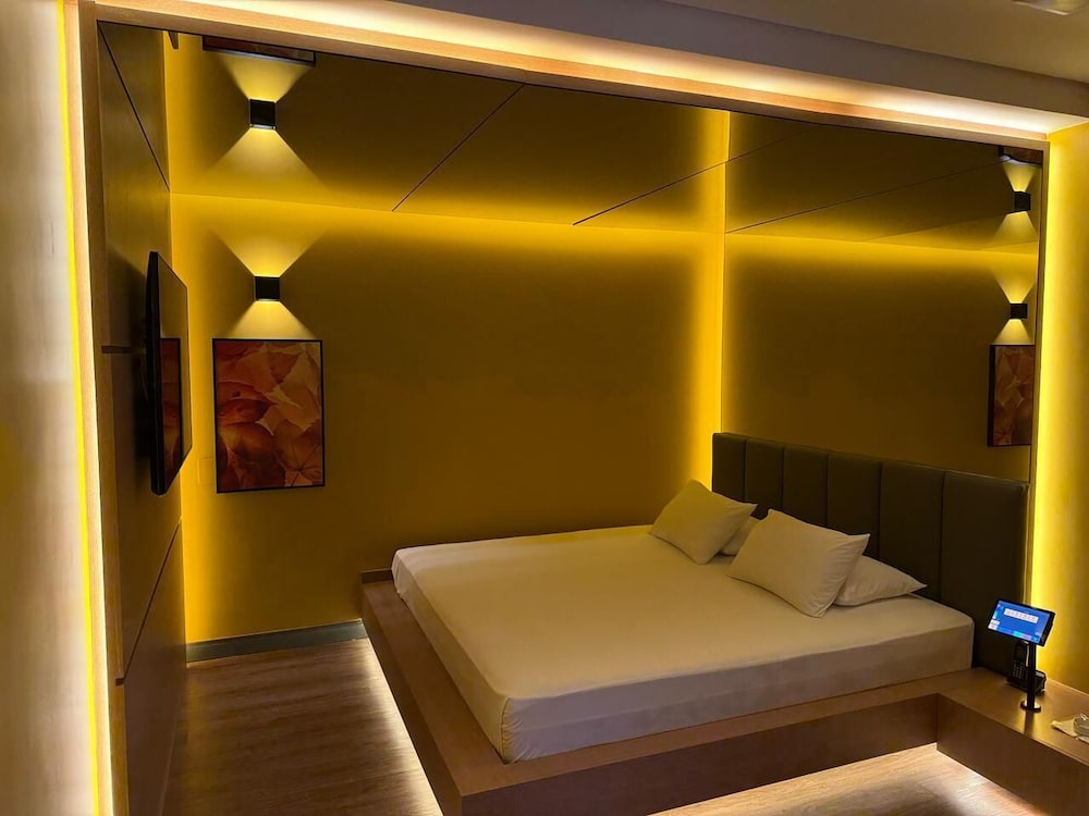 Superior Suite, 1 King Bed photo 2