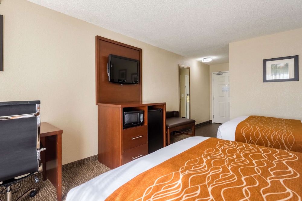 Standard Room, 2 Queen Beds, Non Smoking - Photo 3