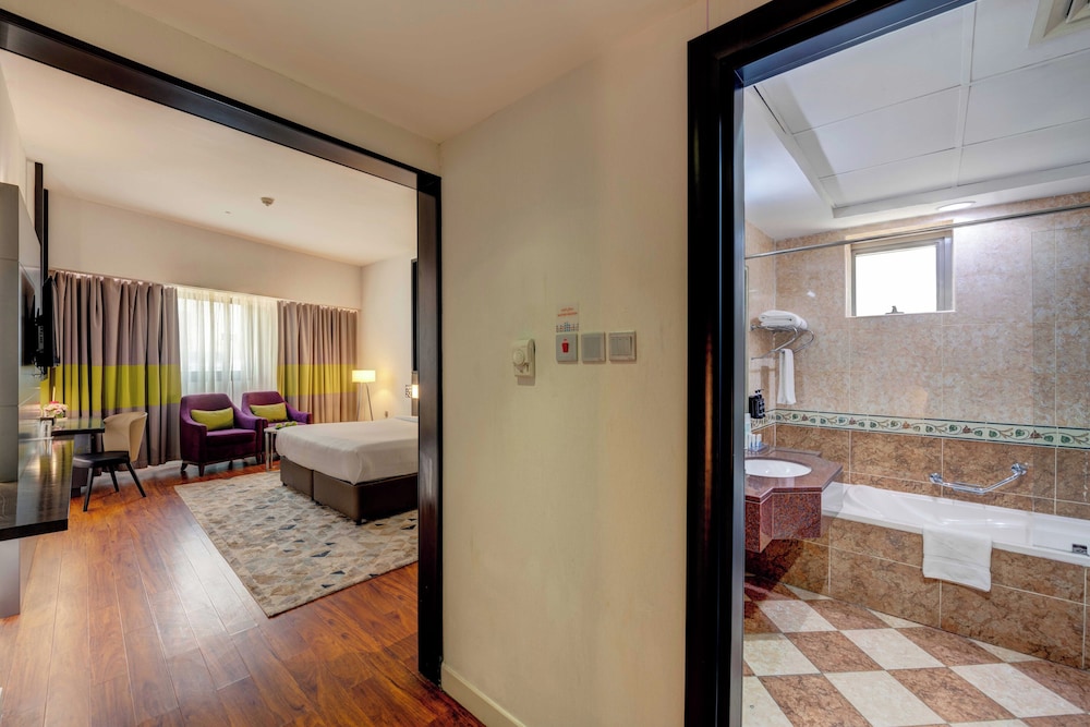 Suite, 1 King Bed, Non Smoking photo 3