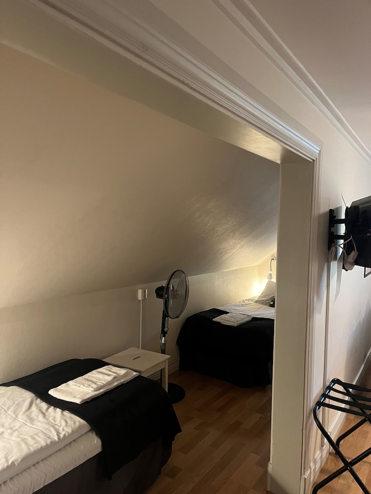 Quadruple Room, Private Bathroom (4 single beds, Hotel) photo 3