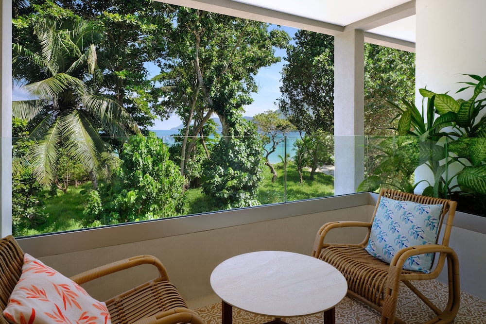 Deluxe Room, 1 King Bed, Partial Sea View (Balcony) - Photo 2