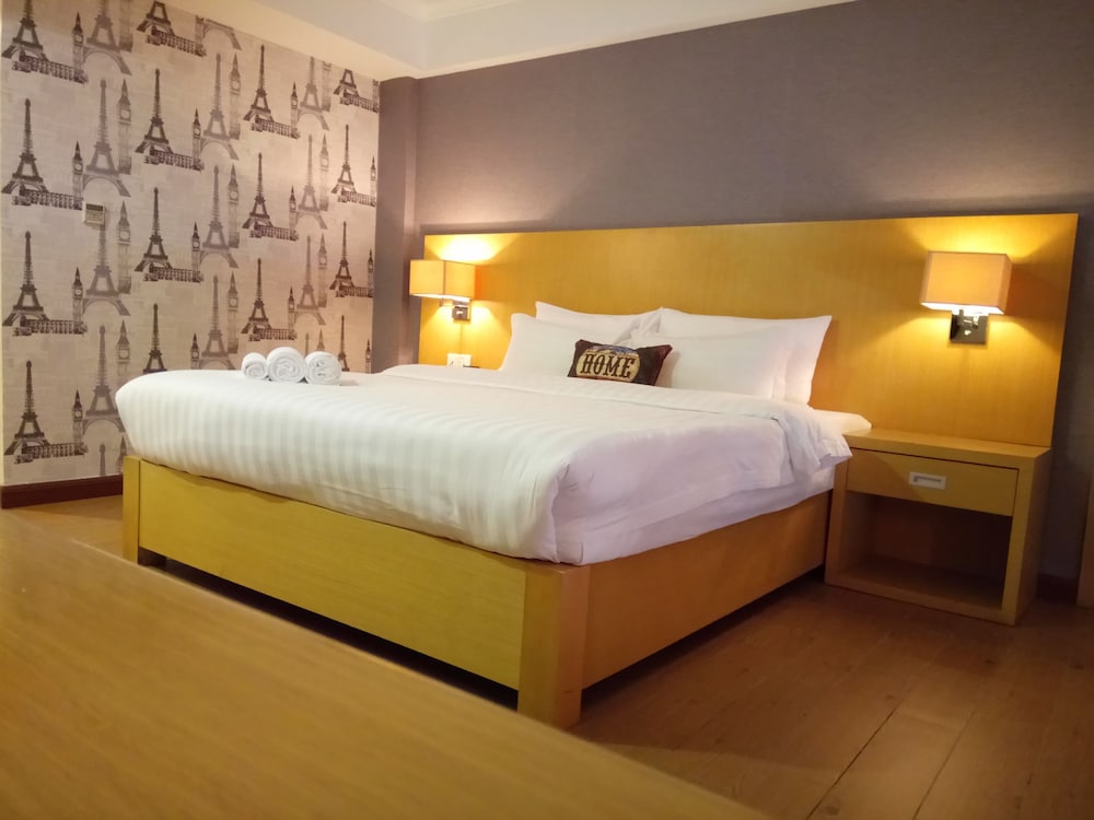 Design Double Room, 1 King Bed, Balcony, Tower photo 3