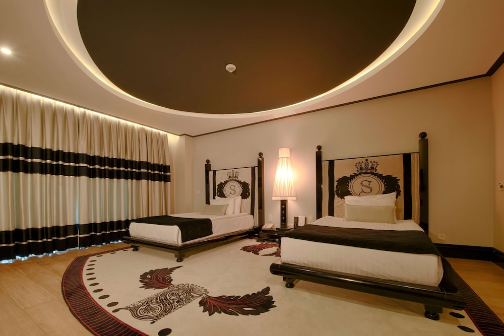Executive Suite thumbnail 6