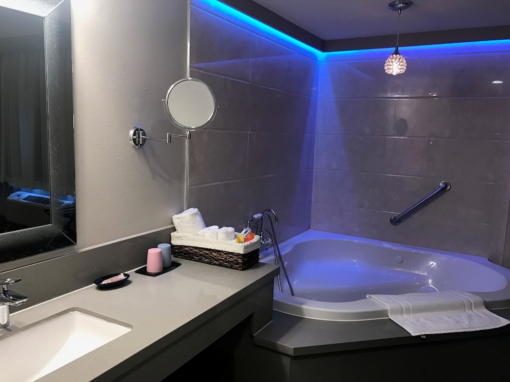Luxury Room, 1 King Bed, Non Smoking, Jetted Tub